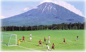 羊蹄山とサッカーグラウンド
